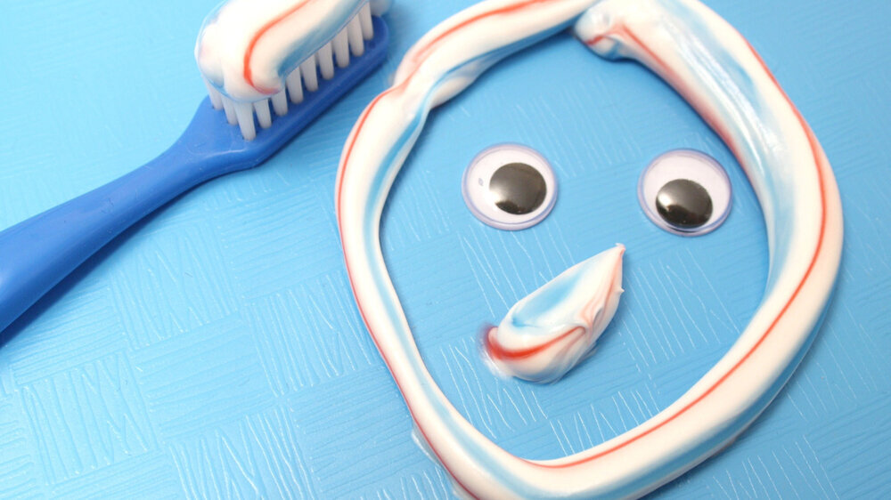 September 2018 wurden die neuen Empfehlungen zur Fluoridkonzentration vorgestellt. Hintergrund für die Initiative bildete der Befund, dass bevölkerungsweit der Kariesrückgang bei den Milchzähnen im Vergleich zum bleibenden Gebiss deutlich zurückgebli