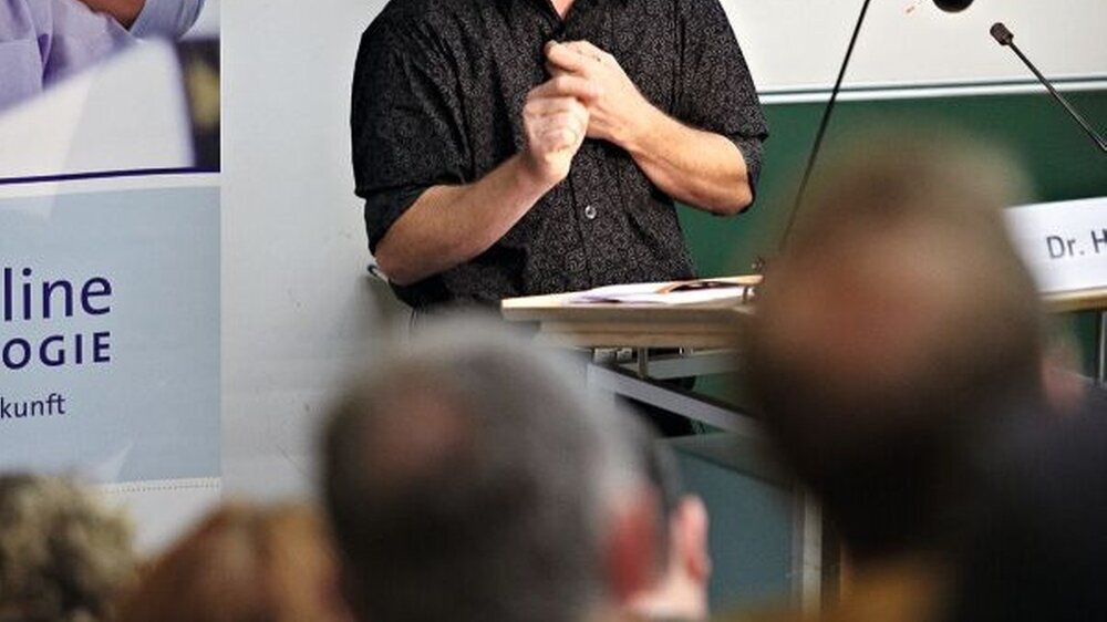 Eindrucksvolle Aspekte lieferten die Referenten der Fünf-Jahres-Jubiläumstagung des preis- gekrönten Master-Online-Parodontologie- Programms in Freiburg. Hier erklärt Dr. Martin Hirsch, wie Lernen auf neuronaler Ebene richtig funktioniert.