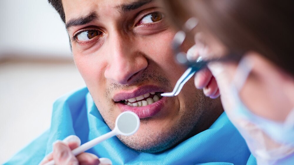 Patient afraid of dentist during doctor visit Zahnarztangst