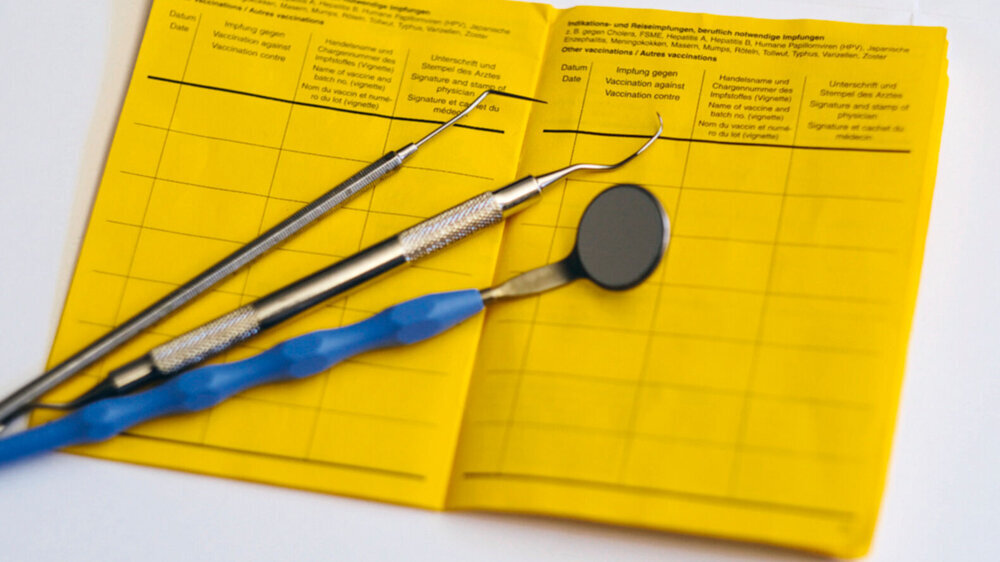 Keine Corona-Schutzimpfung oder Immunitätsnachweis? Dann müssen Angestellte jetzt von ihren Arbeitgebern bei den Gesundheitsämtern gemeldet werden. Die Fristen für die Meldung variieren in den Bundesländern.