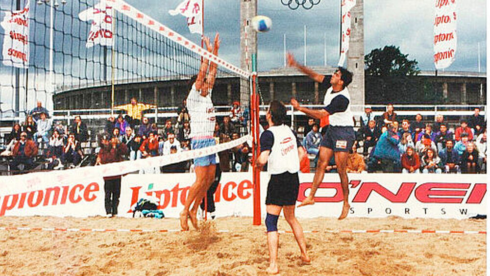Der Zahnarzt (rechts) 1989 in Action – da wurde er Vize-Weltmeister im Beachvolleyball. |