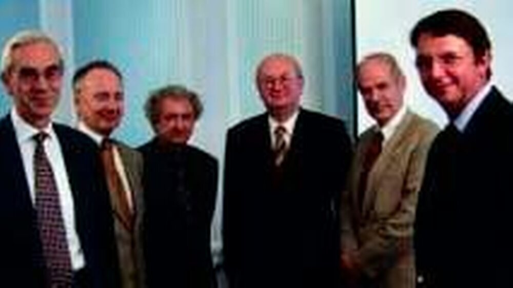 Fachkompetenz unterschiedlicher Disziplinen: Die Mitglieder des Consiliums Prof. Eekhoff, Prof. Tettinger, Prof. Tiemann, Prof. Wille, Prof. Wagner (v.l.n.r.) und BZÄK Präsident Dr. Dr. Weitkamp (2. v. l.)