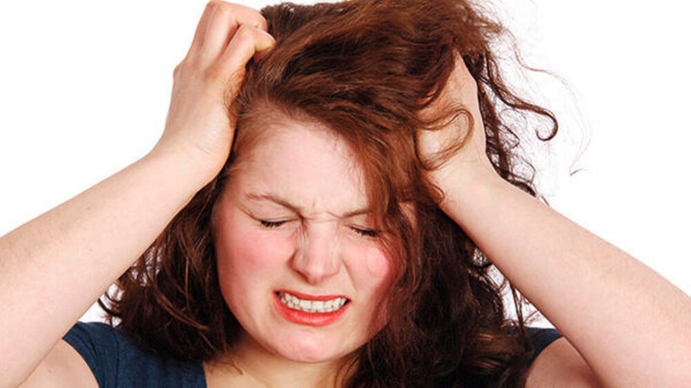 Menschen mit Trichotillomanie reißen sich oft unbewusst die Haare aus.