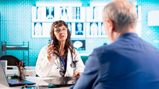 Ärztin berät Patient