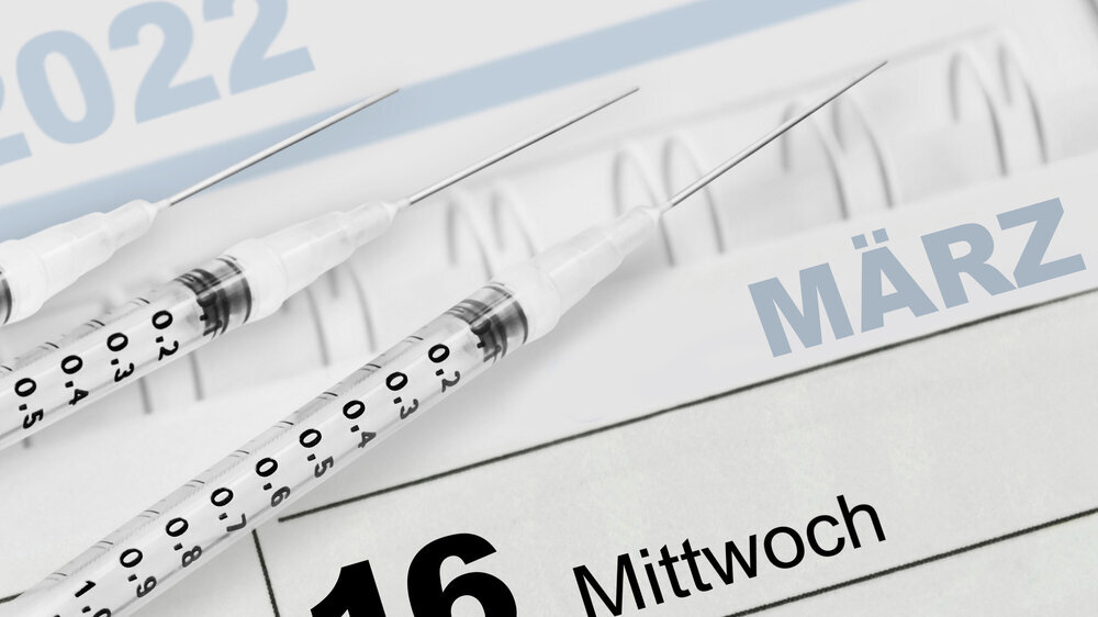 Für einen vor dem 15. März 2022 in einem Krankenhaus beschäftigten Azubi besteht auch ohne Vorlage eines Impf- oder Genesenennachweises kein gesetzliches Beschäftigungsverbot, urteilten die Bonner Arbeitsrichter.
