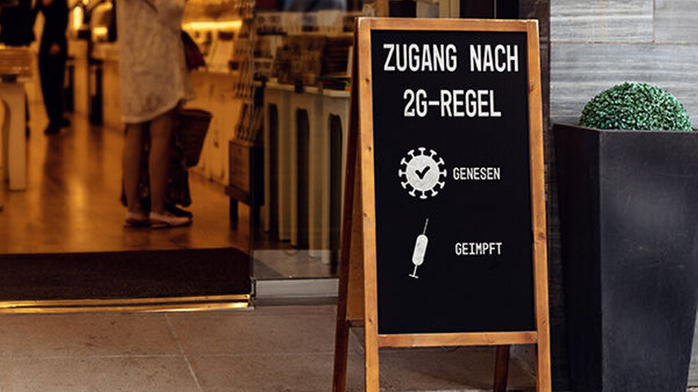 Die beiden Kläger hatten sich gegen die vom RKI ausgesprochene Verkürzung des Genesenenstatus von sechs auf drei Monate gewehrt. Für Millionen Betroffene hatte sich dadurch über Nacht der Zugang zur Gastronomie oder zu Veranstaltungen erledigt.