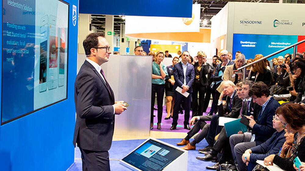 Dr. Aleksandro Grabulov, Personal Health Digital Solutions Venture Leader, Philips Oral Healthcare, stellt das Konzept Teledentistry Solutions beim Philips Medienfrühstück vor.