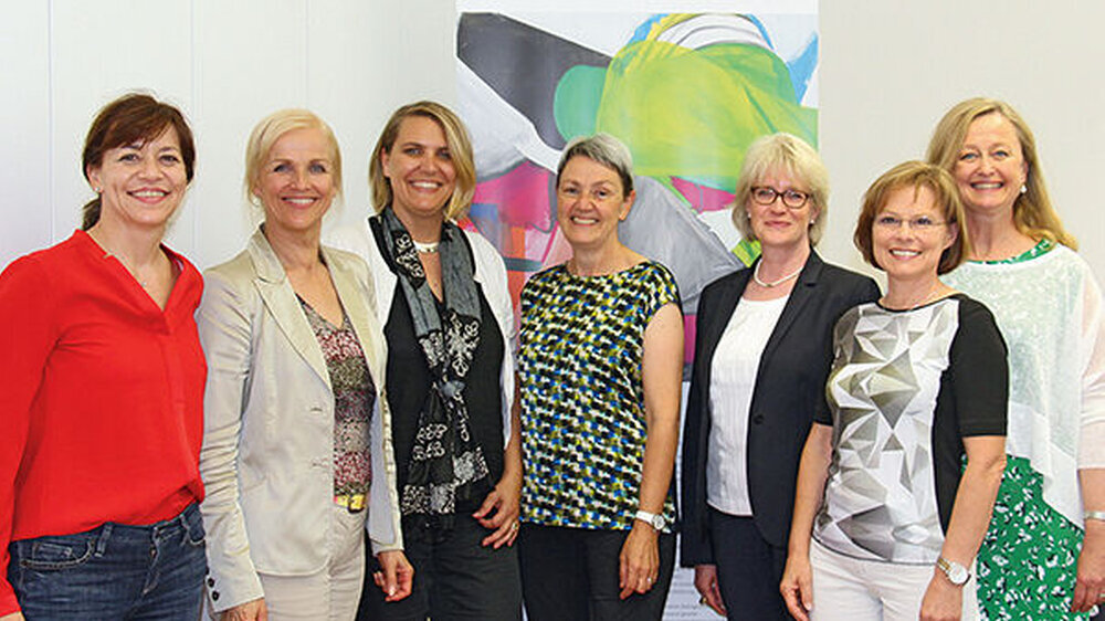 Die neu gegründete AG Frauenförderung der KZBV (v.l.n.r.): Dr. Heike Lucht-Geuther, Vorstandsmitglied der KZV Brandenburg; Dr. Angelika Brandl-Naceta-Susic, Vorsitzende des Deutschen Zahnärzte Verbands; Meike Gorski-Goebel, stellvertretende Vorsitzende