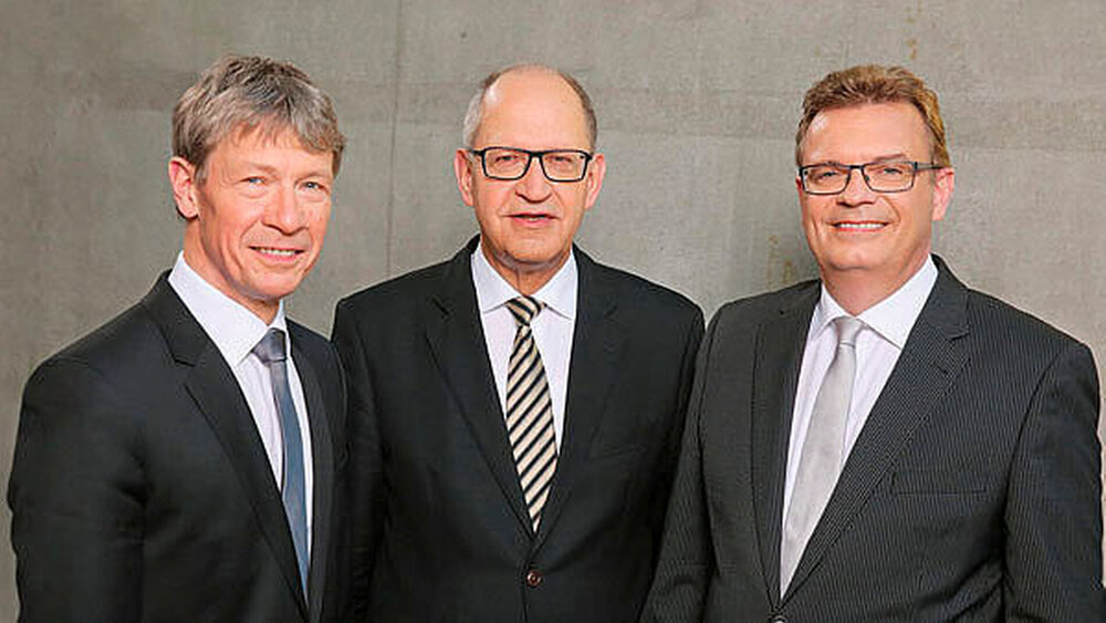 "Das GKV-SVSG bedeutet eine schleichende Entmündigung unserer freiberuflichen Strukturen durch immer mehr staatliche Kontrolle." (v.l.n.r.) Prof. Dr. Dietmar Oesterreich - Vizepräsident der BZÄK, Dr. Peter Engel - Präsident der BZÄK, Prof. Dr. Christoph Benz - Vizepräsident der BZÄK |