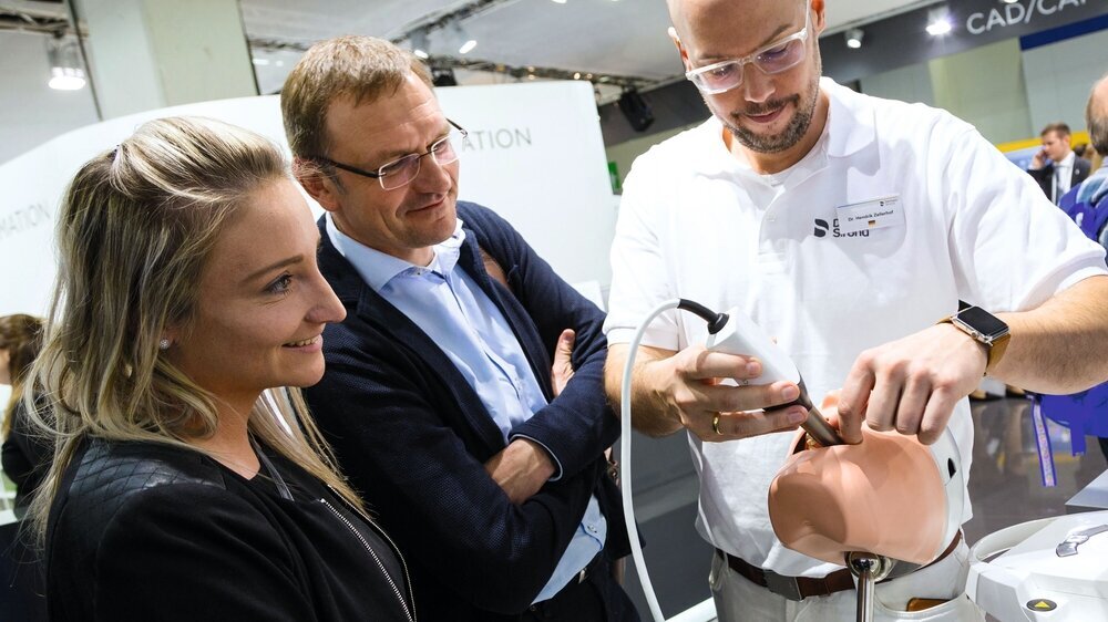 Stand: Dentsply Sirona, Halle 10.2 Abb. 1: Auf der IDS lassen sich mehr Intraoralscanner verschiedener Anbieter vergleichen als zu jeder anderen Gelegenheit.