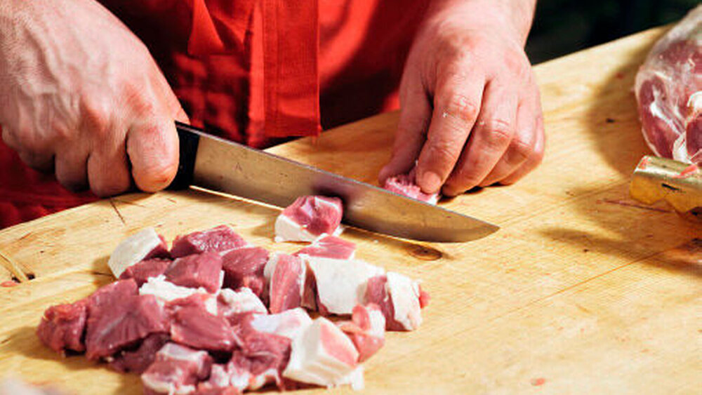 Ein reichlicher Verzehr von „rotem Fleisch“ stellt ebenso einen erheblichen Risikofaktor dar. |