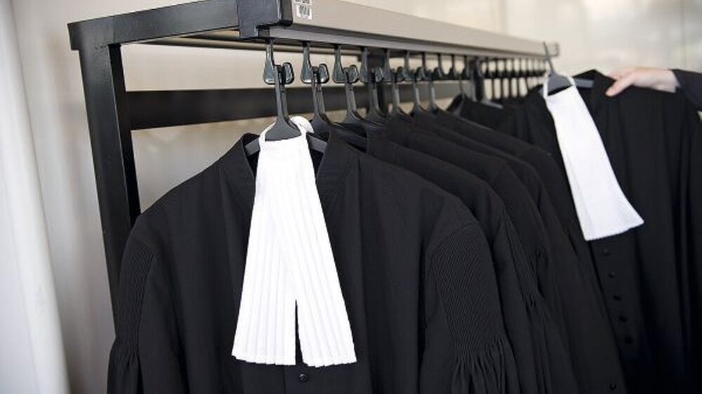 Die KZBV darf die DPF weiter an alle Zahnärzte verteilen – kostenlos. Der VDDS steht dafür jetzt selbst am Pranger. Vorwurf seitens des Gerichts: widerrechtliche Absprache.