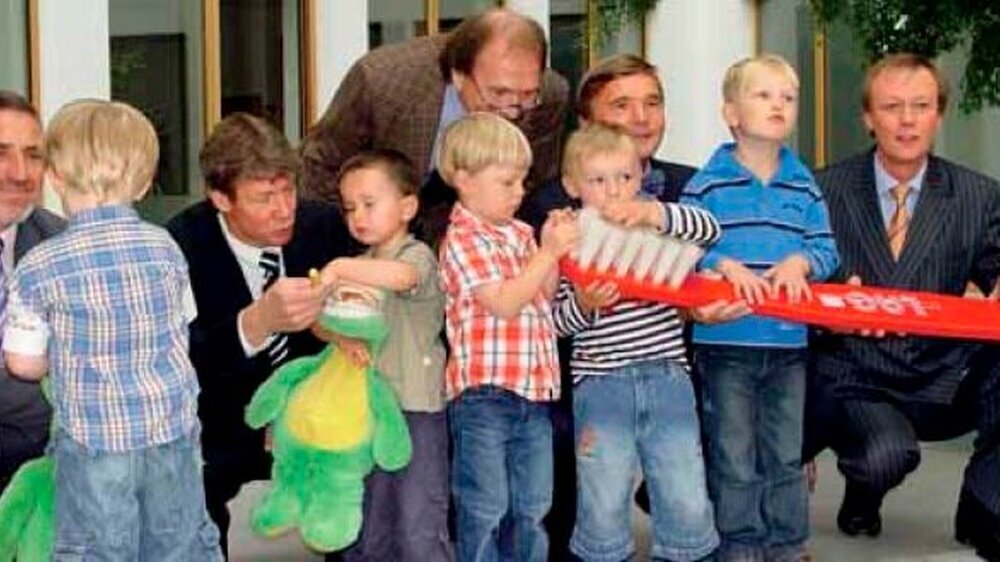 Botschafter für den Tag der Zahngesundheit: Die Berliner LAG-Kinder Mika, Luca, Kolja, Christopher und Xavier unterstützten Jürgen Helfenritter, AG der Spitzenverbände Krankenkassen, BZÄK-Vizepräsident Dr. Dietmar Oesterreich, Rainer Grahlen, LAG Be