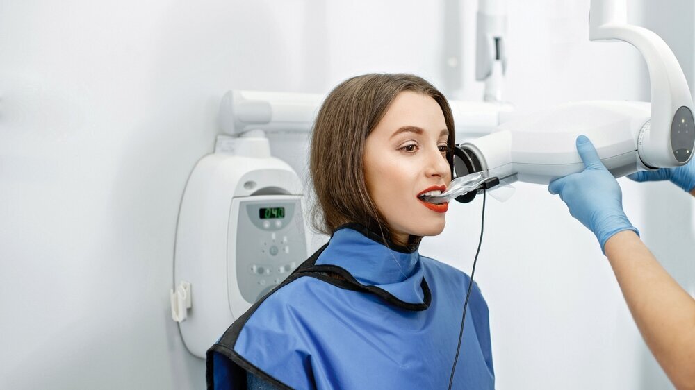 Woman making dental x-ray shot Röntgen