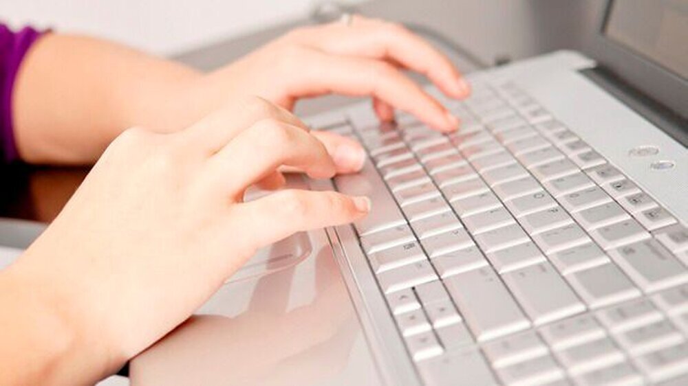 Die Hälfte der Deutschen informiert sich bei Gesundheitsfragen vorwiegend über das Internet.