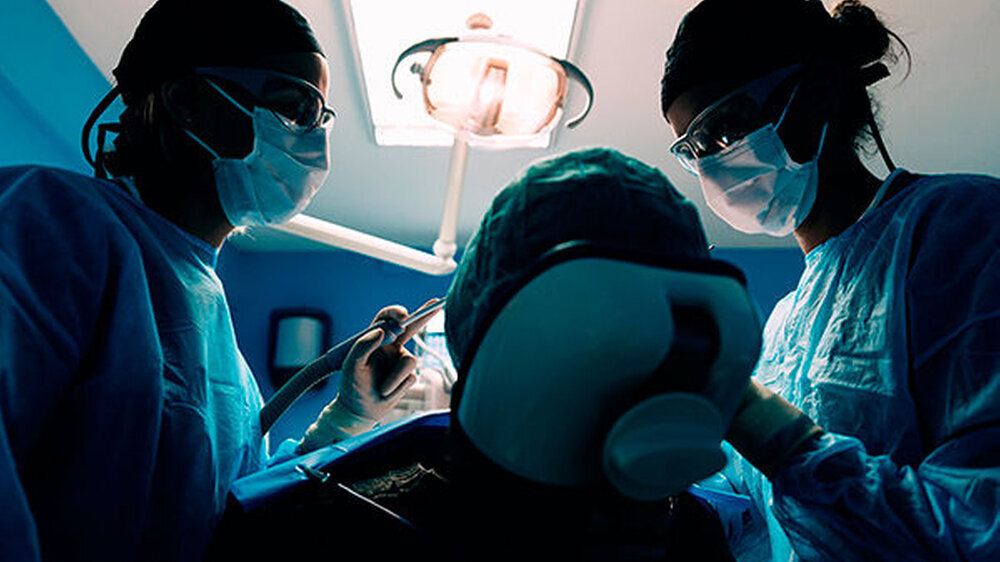 Jetzt gibt es die Möglichkeit der Steuerfreiheit auch für Beschäftigte in Einrichtungen für ambulantes Operieren, bestimmte Vorsorge- und Rehabilitationseinrichtungen, Dialyseeinrichtungen, Arzt- und Zahnarztpraxen sowie Rettungsdienste.
