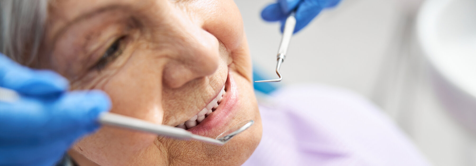 alte Frau beim Zahnarzt