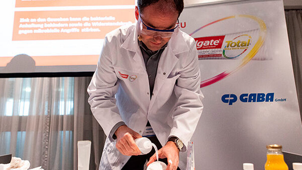 Live-Demonstration zur Technologie der neuen Colgate Total Zahnpasta