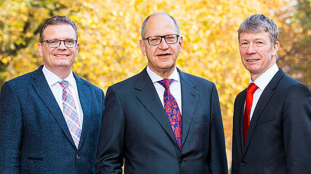 "Wir werden den Rahmen schaffen, damit der Arbeitsplatz Zahnarztpraxis weiterhin kompetente Mitarbeiter bindet." Prof. Dr. Christoph Benz, Vizepräsident der BZÄK - Dr. Peter Engel, Präsident der BZÄK - Prof. Dr. Dietmar Oesterreich, Vizepräsident der "Wir werden den Rahmen schaffen, damit der Arbeitsplatz Zahnarztpraxis weiterhin kompetente Mitarbeiter bindet." Prof. Dr. Christoph Benz, Vizepräsident der BZÄK - Dr. Peter Engel, Präsident der BZÄK - Prof. Dr. Dietmar Oesterreich, Vizepräsident der BZÄK |