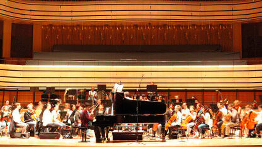 Zwecks Anxiolyse oder als Möglichkeit, in uns „die richtige Saite zum Klingen zu bringen“: Musik macht das Leben schöner. Und ob mit Musik oder nicht: Die zm wünschen Ihnen, Ihren Familien, Freunden und Mitarbeitern ein schönes, erfolgreiches und gesundes Jahr 2014. |