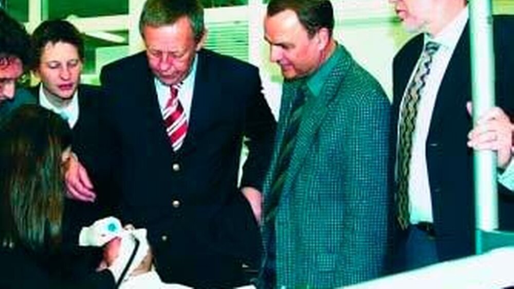 Jugendliche lernen von Jugendlichen unter fachmännischem Blick der Initiatoren: Claas Sudbrake (Industrie), Dr. Jürgen Gromball (ZÄK Berlin), Karlfried Hesse (Zahntechnikerinnung) und Dr. Reinhard Pastille (Lehrer) (v. l. n. r.).