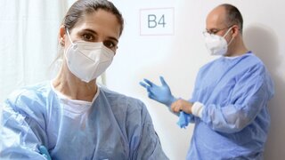 Zahnärztin und Zahnarzt mit PSA