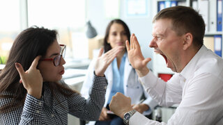 Streit im Arztzimmer