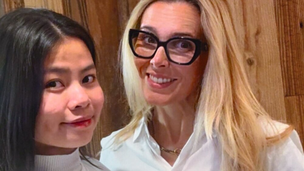 ZFA Nhat Le mit Vermittlerin Alexandra Ponweera.