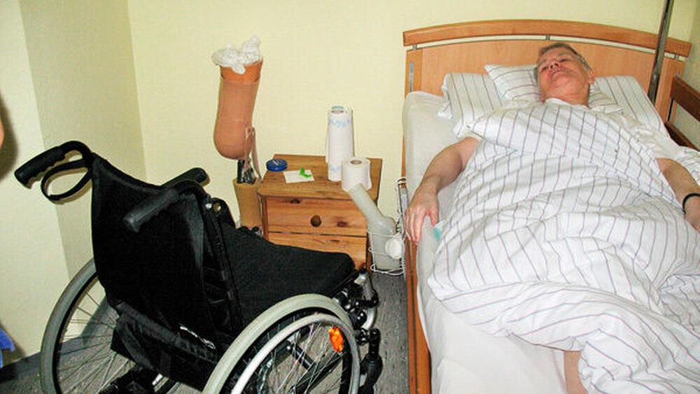 Häufig fällt es dem zahnärztlichen Team schwer, bettlägrige Patienten für die Behandlung zu mobilsieren. Gleichzeitig sollte ihnen eine Erhaltungstherapie nicht vorenthalten werden. |