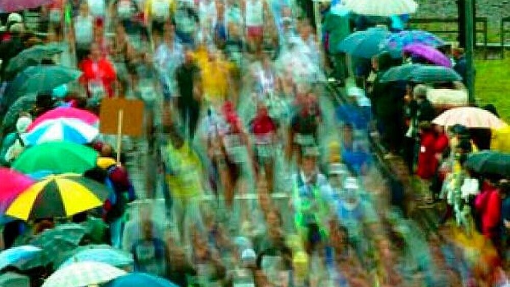 Wettlauf bei Wind und Wetter: In der vergangenen Woche startete der Kölner Stadtmarathon – total unpolitisch, dafür aber sehr sportlich. In der Politik scheint dagegen Treten auf der Stelle oder Rückschritt angesagt zu sein.