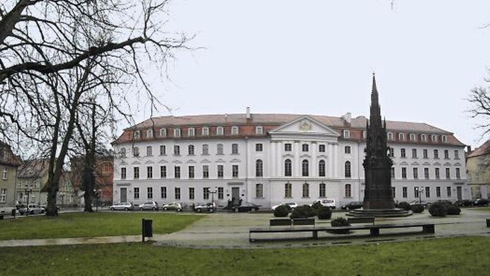 1456 gegründet zählt die Greifswalder Universität zu den ältesten in Mitteleuropa. Hier sieht man das barocke Hauptgebäude mit Rubenow-Denkmal, das an den Gründer und ersten Rektor erinnert. |