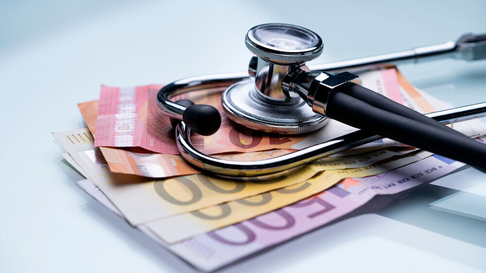 Gesundheitsversorgung: Geld und medizinisches Stethoskop