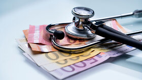 Gesundheitsversorgung: Geld und medizinisches Stethoskop