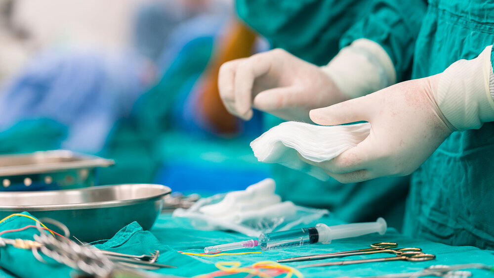 scrub nurse preparing tools for operation OP-Besteck