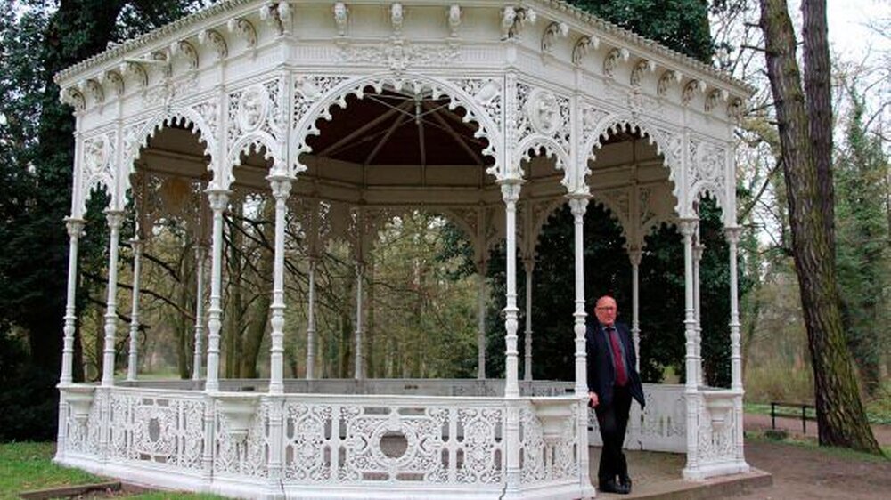 Nach Ausscheiden aus seinen Ämtern wird Dreihaupt sich verstärkt um den Denkmalschutz in seiner Heimatstadt kümmern. Hier steht er im Park Tangerhütte vor dem frisch restaurierten Kunstguss-Eisenpavillon, der eine Goldmedaille auf der Weltausstellung