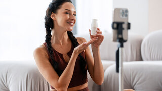 Influencerin bewirbt Nahrungsergänzungsmittel