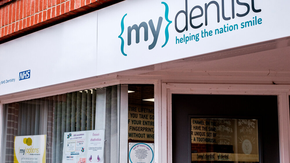 NHS Dental Practice Or Dentists Entrance With No People NHS Zahnarztpraxis im United Kingdom