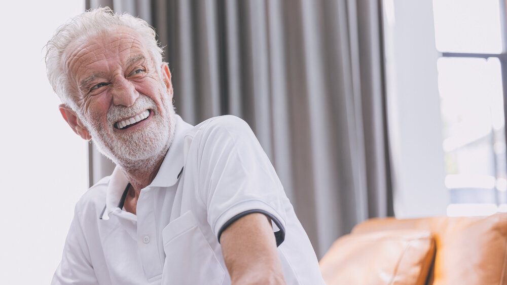 happy elderly man healthy senior confident smile with beautiful white teeth from denture prosthetics. Alter Mann mit Prothese