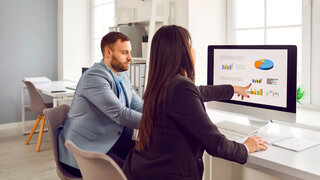 Nutzung von Gesundheitsdaten - zwei Personen am PC interpretieren Daten