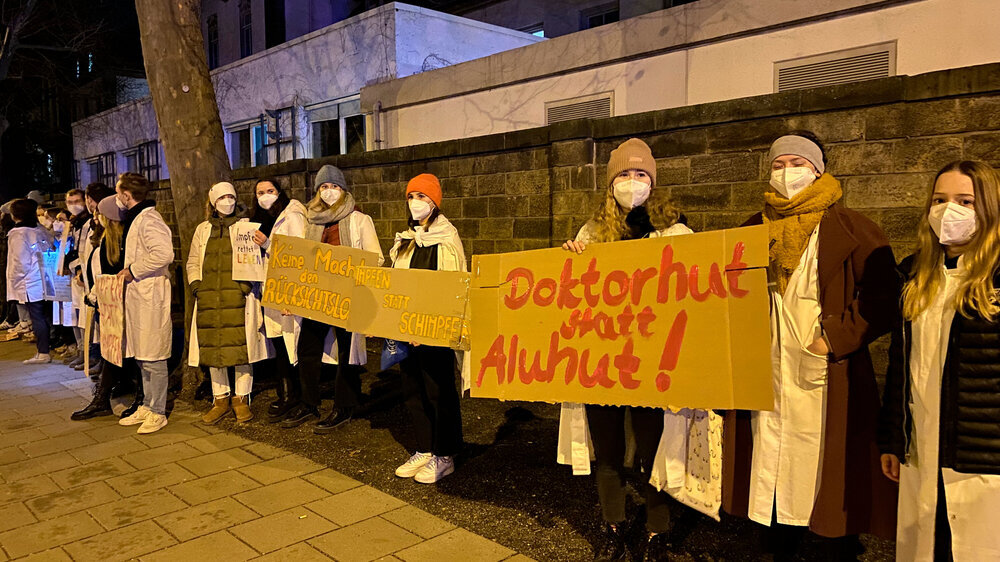 Medizin- und Zahnmedizinstudierende stellten sich schützend vor das Universitätsklinikum der TU Dresden. "Wir überlassen Rechtsextremen und Wissenschaftsleugnern nicht das Feld", sagte Sprecherin Marie-Luise Rohm.