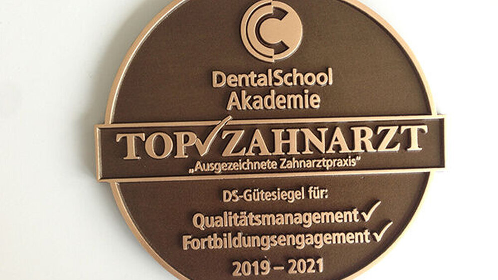Das Qualitätssiegel der DentalSchool wird nach erfolgreicher Prüfung für drei Jahre verliehen.