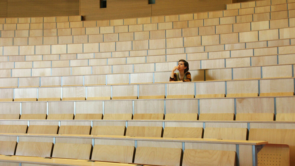 Studentin in einem leeren Hörsaal in einer Universität Hörsaal - Medizinstudium