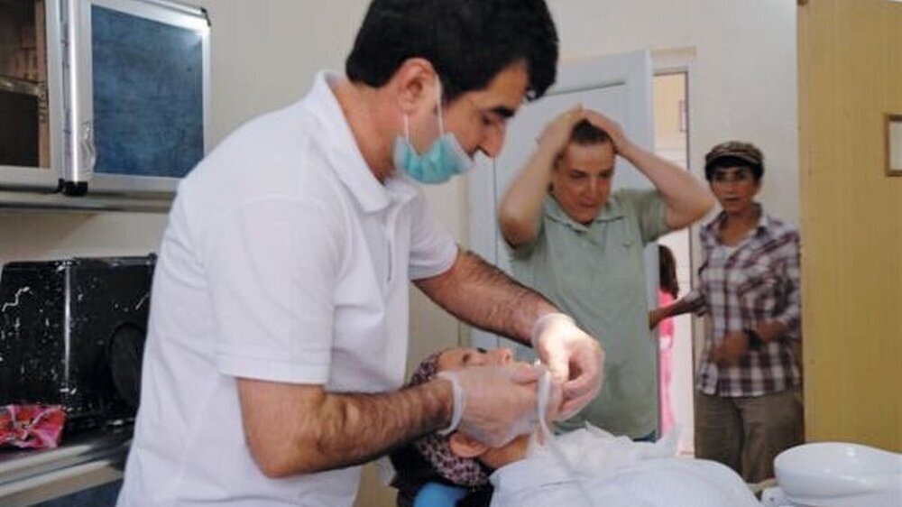Mit wenig Mitteln viel leisten: Dr. Cihat Yildizhan versorgte die Patienten im Camp.