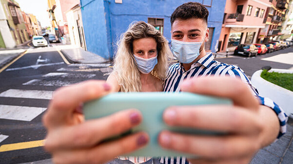 Geht es nach der EU-Kommission, sollen Urlauber ab Oktober nicht nur Selfies, sondern auch anonyme Begegnungs-IDs ihrer Corona-Warn-App aus dem Urlaub mit nach Hause bringen.