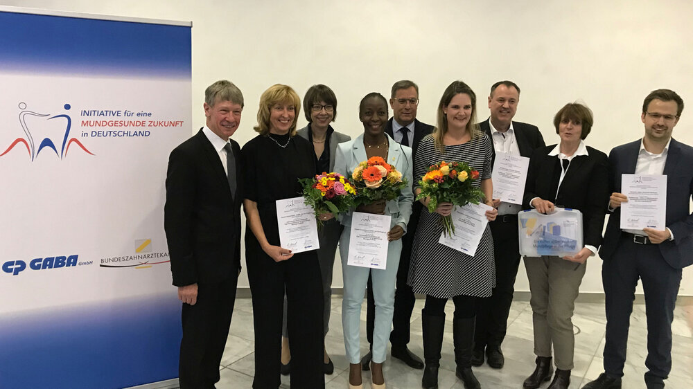 Prof. Dr. Dietmar Oesterreich (l.), Vizepräsident der Bundeszahnärztekammer, mit den Preisträgern (v.l.): Sybilla von Os-Finberg (1.Preis), Gräfin Marianne von Schmettow, CP GABA, Houma Kustermann (1.Preis), Gerhard Berger, Präs. Bayerische Landesza