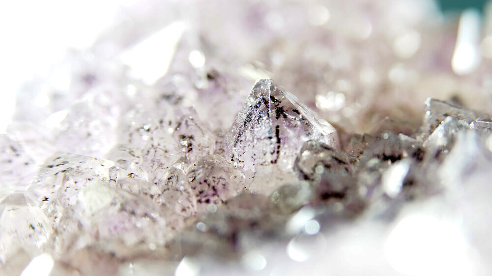 Titandioxid (TiO2) ist ein weißes Farbpigment, das seit Jahrzehnten als Lebensmittelzusatzstoff E 171 zugelassen ist und in Süßwaren, Kaugummi und auch Zahnpasta enthalten sein kann. Nach Auswertung der verfügbaren Daten konnte der Verdacht erbgutsch