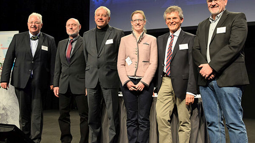 Wiebke Volkmann mit den Referenten des hoT-Workshops 2018 (v.l.n.r.): Prof. Stefan Kopp, Prof. Olaf Winzen, Prof. Thomas Bosch, Dr. Heinz-Peter Olbertz, Prof. Claus Passreiter.\r\n