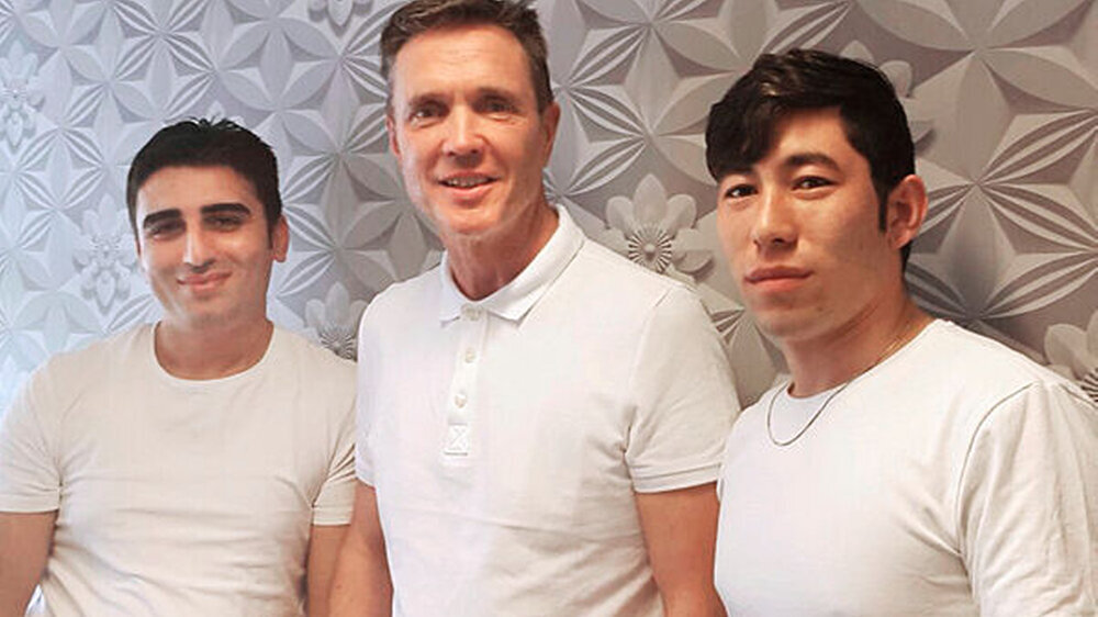Zahnarzt Udo J. Wybories (Mitte) aus Leipzig macht mit bei der Integration von Flüchtlingen. Er beschäftigt seinen syrischen Kollegen Mousa Hasan (links). Und der Afghane Habibullah Ahmade (rechts) hospitiert in der Connewitzer Zahnarztpraxis. | Zahnarzt Udo J. Wybories (Mitte) aus Leipzig macht mit bei der Integration von Flüchtlingen. Er beschäftigt seinen syrischen Kollegen Mousa Hasan (links). Und der Afghane Habibullah Ahmade (rechts) hospitiert in der Connewitzer Zahnarztpraxis. |