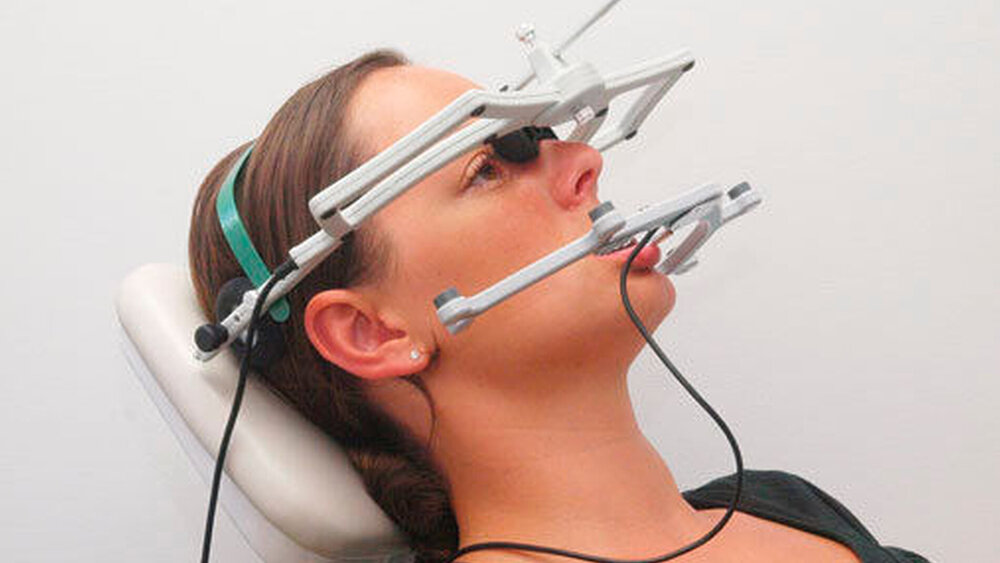 Abbildung 2: Beispiel für ein okklusionsebenennah und berührungslos messendes System zur Bewegungsaufzeichnung des Unterkiefers (hier: Jaw Motion Analyser JMA, Fa. Zebris Medical). |
