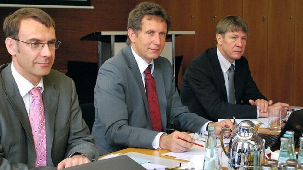Kümmern sich um den erhöhten Koordinierungsbedarf bei Fragen zur ZFA (v.l.n.r.): Dr. Sebastian Ziller, BZÄK, Dr. Michael Sereny und Prof. Dr. Dietmar Oesterreich.